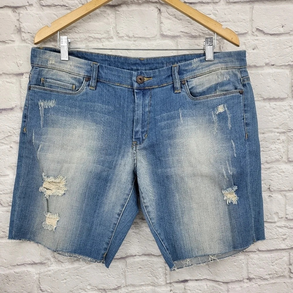Blank NYC Medium Wash Distressed Modest Raw Hem Shorts Sz 31 - Picture 1 of 16